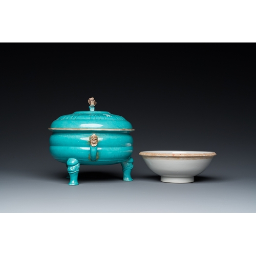 547 - A Chinese turquoise-glazed tripod bowl and cover, 19th C.L.: 23 cm - H.: 18 cm (the bowl and cover)D... 