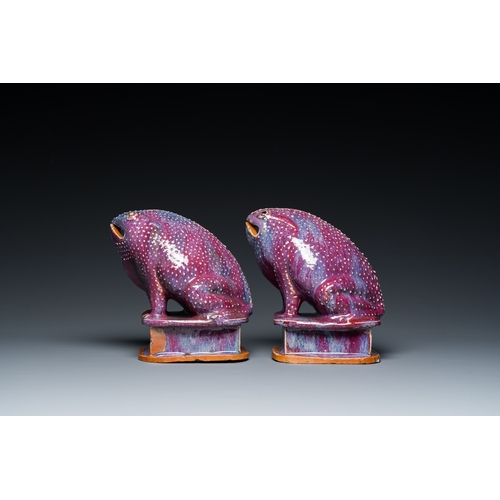 549 - A pair of Chinese flambe-glazed toads, 19th C.H.: 16 cm - L.: 15 cm