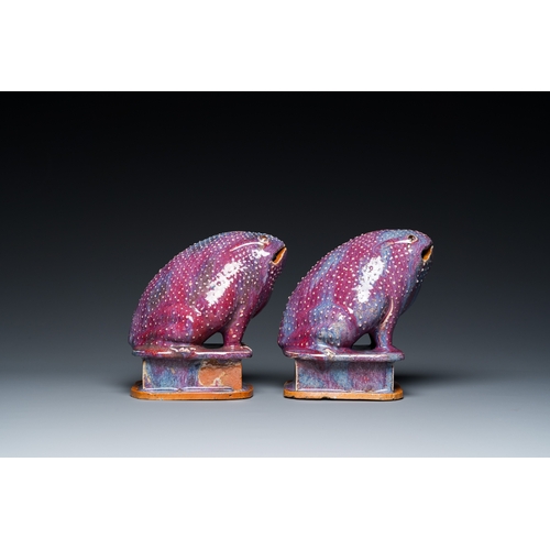 549 - A pair of Chinese flambe-glazed toads, 19th C.H.: 16 cm - L.: 15 cm