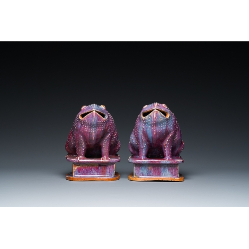 549 - A pair of Chinese flambe-glazed toads, 19th C.H.: 16 cm - L.: 15 cm