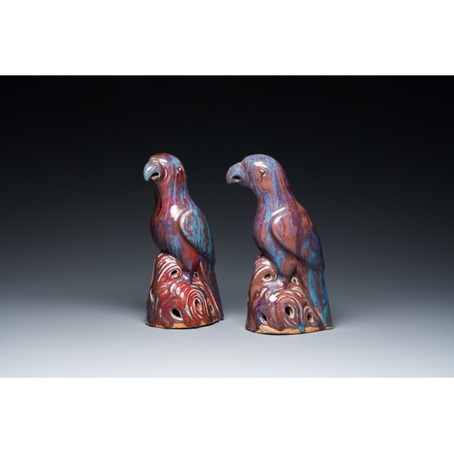 550 - A pair of Chinese flambe-glazed birds, 19th C.H.: 25 cm