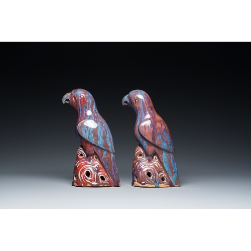 550 - A pair of Chinese flambe-glazed birds, 19th C.H.: 25 cm