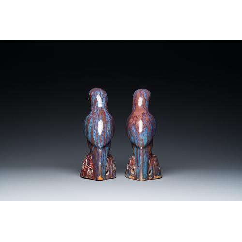 550 - A pair of Chinese flambe-glazed birds, 19th C.H.: 25 cm