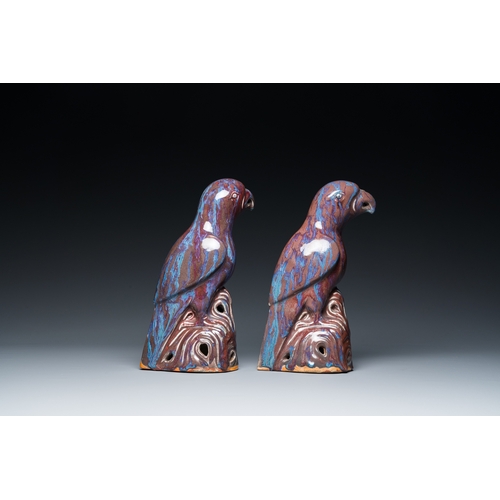 550 - A pair of Chinese flambe-glazed birds, 19th C.H.: 25 cm