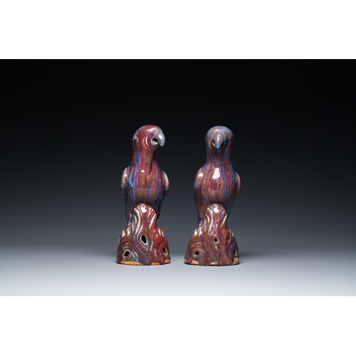 550 - A pair of Chinese flambe-glazed birds, 19th C.H.: 25 cm