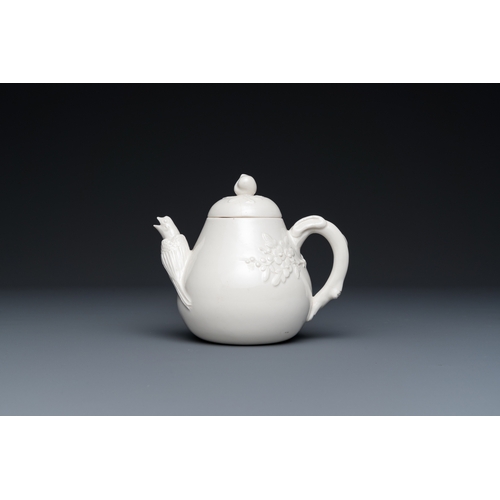 551 - A Chinese Dehua blanc de Chine teapot, inscribed Yi Gong, 18/19th C.H.: 12 cm - L.: 14 cm... 