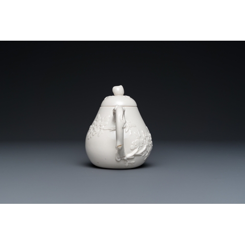 551 - A Chinese Dehua blanc de Chine teapot, inscribed Yi Gong, 18/19th C.H.: 12 cm - L.: 14 cm... 