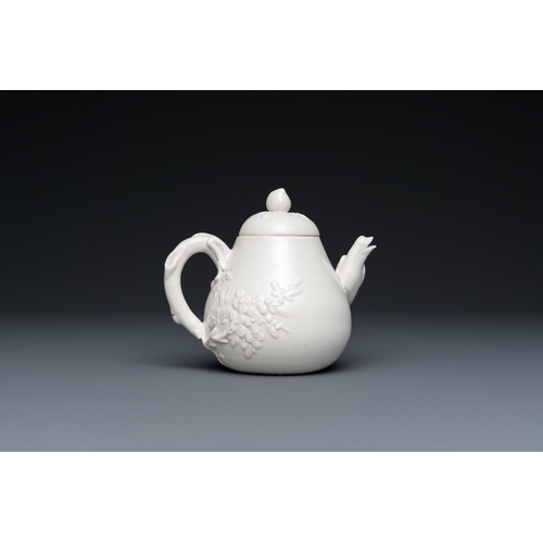 551 - A Chinese Dehua blanc de Chine teapot, inscribed Yi Gong, 18/19th C.H.: 12 cm - L.: 14 cm... 