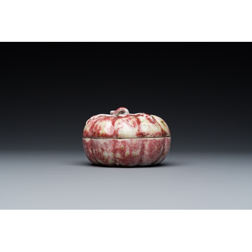 557 - A Chinese peachbloom-glazed pumpkin-shaped box and cover, 19th C.Dia.: 9 cm - H.: 6 cm... 