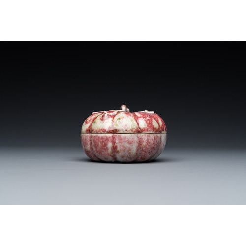 557 - A Chinese peachbloom-glazed pumpkin-shaped box and cover, 19th C.Dia.: 9 cm - H.: 6 cm... 