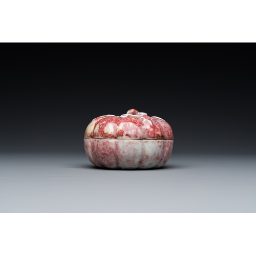 557 - A Chinese peachbloom-glazed pumpkin-shaped box and cover, 19th C.Dia.: 9 cm - H.: 6 cm... 