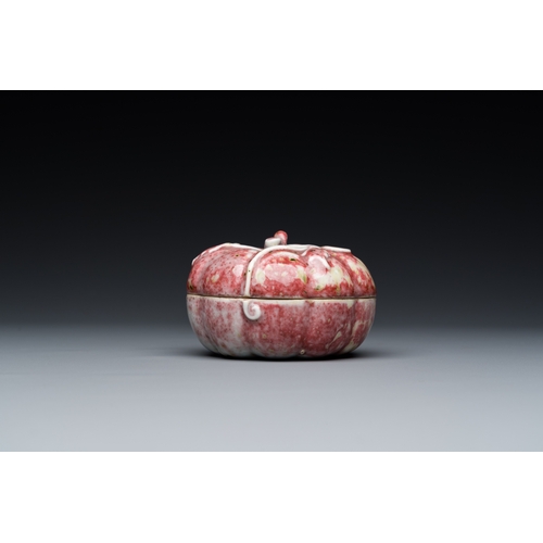 557 - A Chinese peachbloom-glazed pumpkin-shaped box and cover, 19th C.Dia.: 9 cm - H.: 6 cm... 