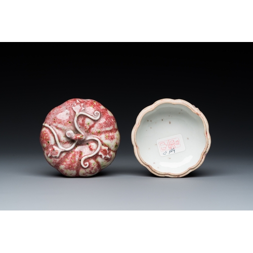 557 - A Chinese peachbloom-glazed pumpkin-shaped box and cover, 19th C.Dia.: 9 cm - H.: 6 cm... 