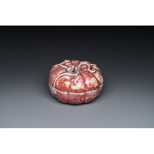 557 - A Chinese peachbloom-glazed pumpkin-shaped box and cover, 19th C.Dia.: 9 cm - H.: 6 cm... 