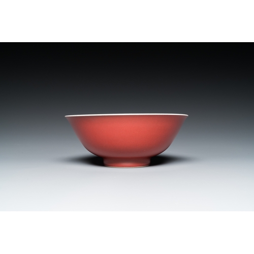 560 - A Chinese monochrome copper-red-glazed bowl, Qianlong mark but probably laterDia.: 16,5 cm - H.: 7 c... 