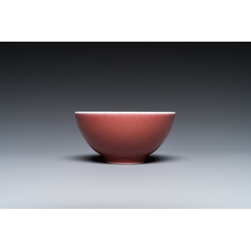 561 - A Chinese monochrome copper-red-glazed bowl, Yongzheng mark but probably laterDia.: 7,5 cm - H.: 3,5... 