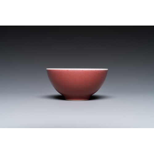 561 - A Chinese monochrome copper-red-glazed bowl, Yongzheng mark but probably laterDia.: 7,5 cm - H.: 3,5... 