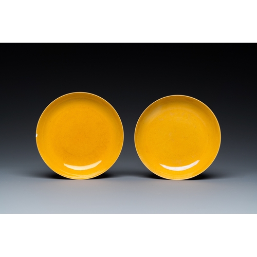 563 - A pair of Chinese monochrome yellow-glazed plates, Tongzhi mark and of the periodDia.: 14,5 cm
 Prov... 