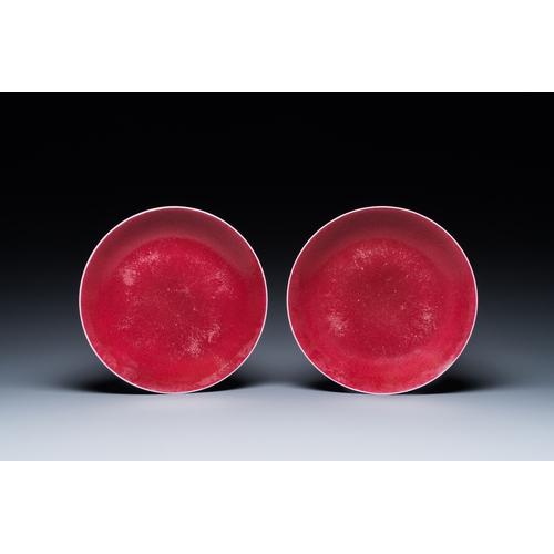 566 - A pair of Chinese monochrome ruby-pink dishes, Jiaqing mark and of the periodDia.: 24,5 cm... 