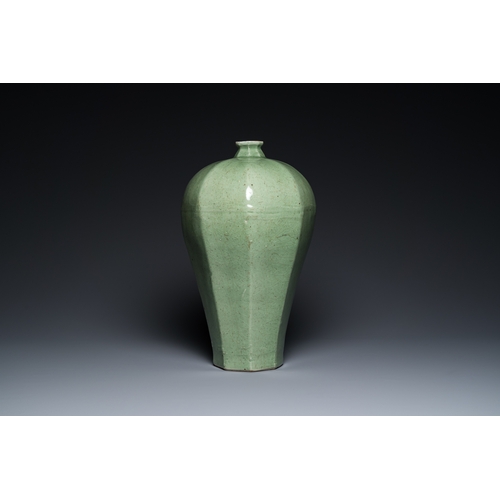 570 - A large Chinese celadon-glazed octagonal 'meiping' vase, 18/19th C.H.: 44 cm