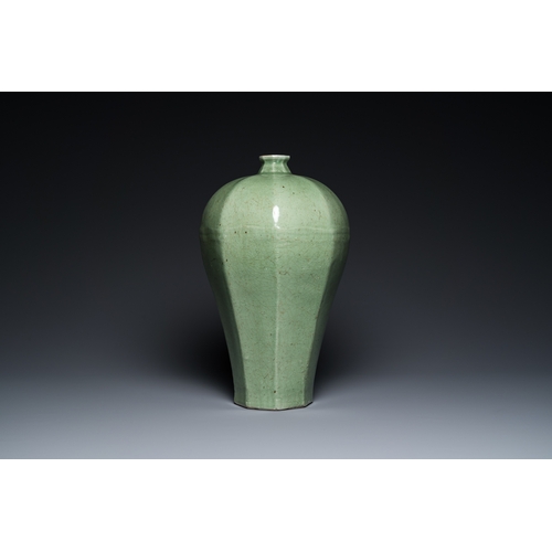 570 - A large Chinese celadon-glazed octagonal 'meiping' vase, 18/19th C.H.: 44 cm