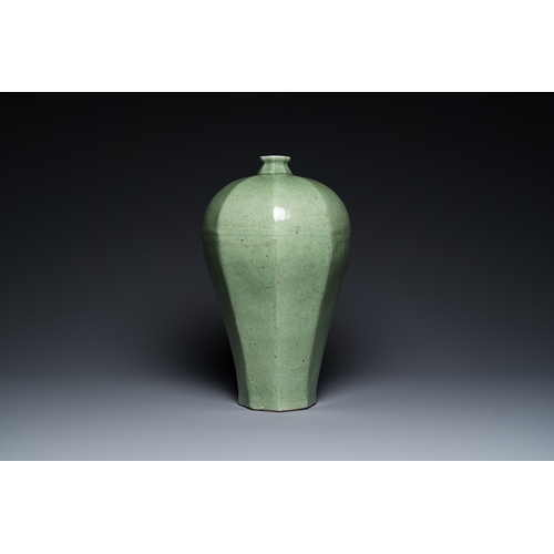 570 - A large Chinese celadon-glazed octagonal 'meiping' vase, 18/19th C.H.: 44 cm