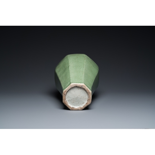 570 - A large Chinese celadon-glazed octagonal 'meiping' vase, 18/19th C.H.: 44 cm