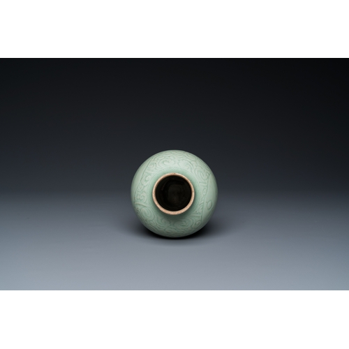 571 - A Chinese celadon-glazed vase with underglaze design and a junyao-type bowl, 19/20th C.H.: 22 cm (th... 