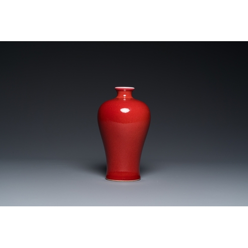 572 - A Chinese monochrome copper-red-glazed 'meiping' vase on wooden stand, RepublicH.: 21 cm (incl. stan... 