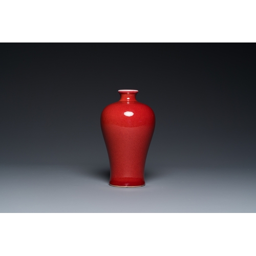 572 - A Chinese monochrome copper-red-glazed 'meiping' vase on wooden stand, RepublicH.: 21 cm (incl. stan... 