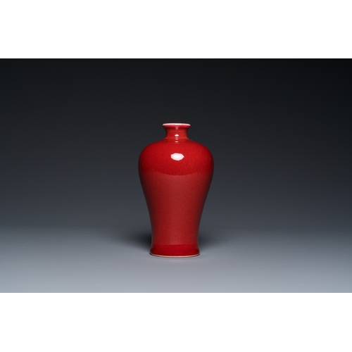 572 - A Chinese monochrome copper-red-glazed 'meiping' vase on wooden stand, RepublicH.: 21 cm (incl. stan... 