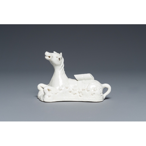 573 - A Chinese white-glazed brush rest in the shape of a resting horse in a wavy sea, 18th C.L.: 10,5 cm ... 