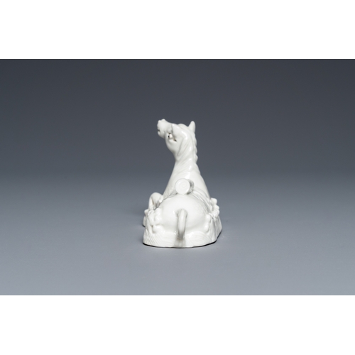 573 - A Chinese white-glazed brush rest in the shape of a resting horse in a wavy sea, 18th C.L.: 10,5 cm ... 