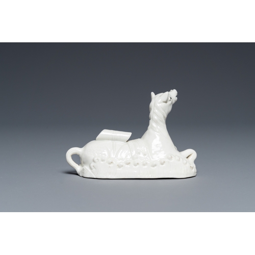 573 - A Chinese white-glazed brush rest in the shape of a resting horse in a wavy sea, 18th C.L.: 10,5 cm ... 