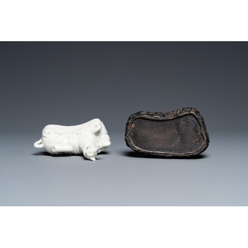 573 - A Chinese white-glazed brush rest in the shape of a resting horse in a wavy sea, 18th C.L.: 10,5 cm ... 