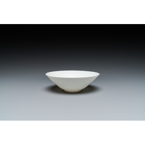 576 - A Chinese white-glazed 'dragon' bowl with anhua design, Yongle mark, QingDia.: 12 cm - H.: 4 cm... 