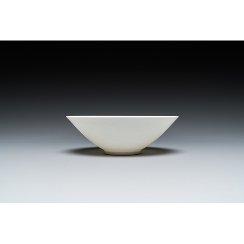 576 - A Chinese white-glazed 'dragon' bowl with anhua design, Yongle mark, QingDia.: 12 cm - H.: 4 cm... 