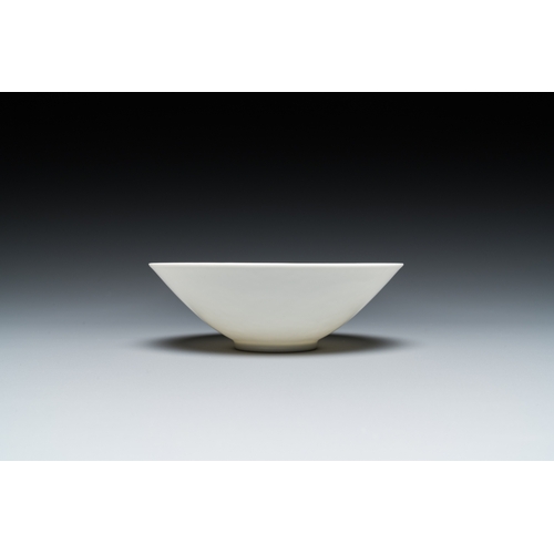 576 - A Chinese white-glazed 'dragon' bowl with anhua design, Yongle mark, QingDia.: 12 cm - H.: 4 cm... 