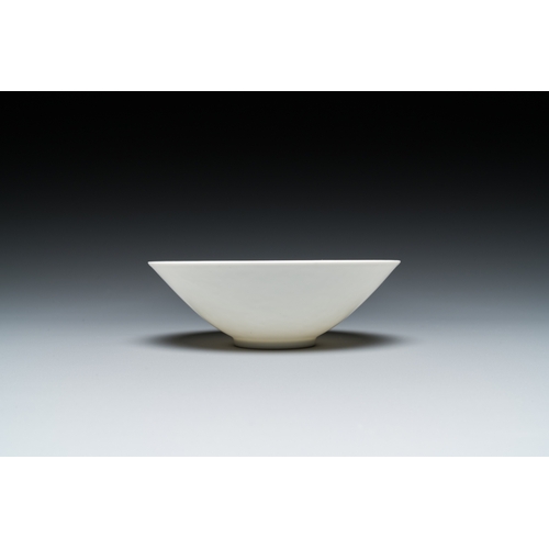 576 - A Chinese white-glazed 'dragon' bowl with anhua design, Yongle mark, QingDia.: 12 cm - H.: 4 cm... 