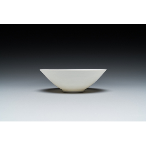 576 - A Chinese white-glazed 'dragon' bowl with anhua design, Yongle mark, QingDia.: 12 cm - H.: 4 cm... 