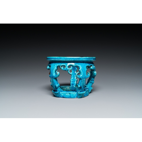 577 - A Chinese monochrome turquoise-glazed reticulated ornament for use in a fish bowl, KangxiDia.: 16,5 ... 