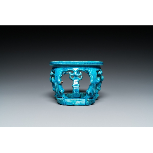 577 - A Chinese monochrome turquoise-glazed reticulated ornament for use in a fish bowl, KangxiDia.: 16,5 ... 