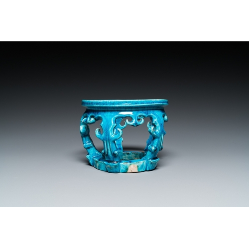 577 - A Chinese monochrome turquoise-glazed reticulated ornament for use in a fish bowl, KangxiDia.: 16,5 ... 