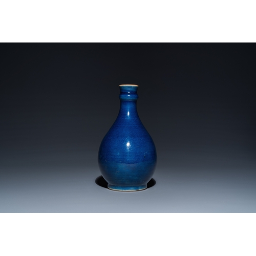 578 - A Chinese monochrome blue-glazed bottle vase, QianlongH.: 21,5 cm