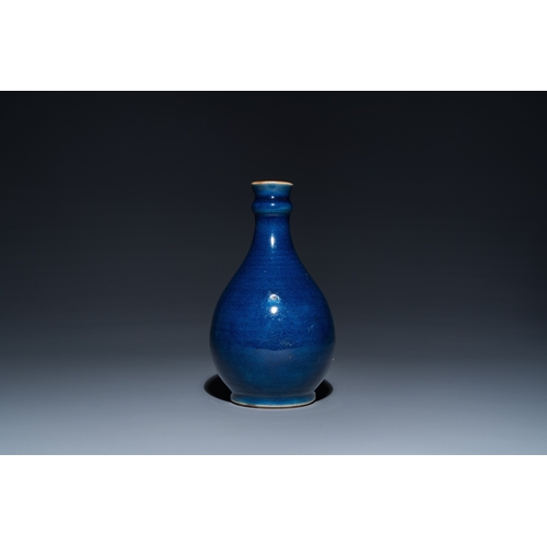 578 - A Chinese monochrome blue-glazed bottle vase, QianlongH.: 21,5 cm