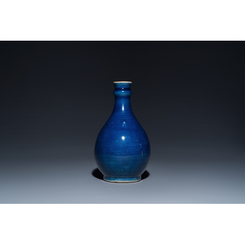 578 - A Chinese monochrome blue-glazed bottle vase, QianlongH.: 21,5 cm