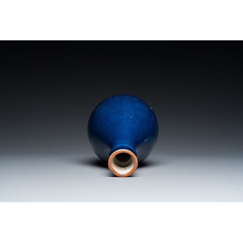 578 - A Chinese monochrome blue-glazed bottle vase, QianlongH.: 21,5 cm