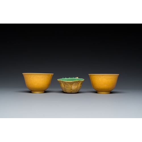 580 - A Chinese sancai-glazed water dropper and a pair of yellow-glazed anhua 'dragon' bowls, Xianfeng mar... 