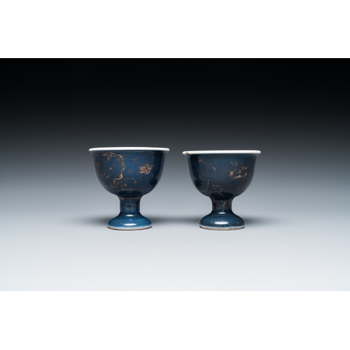 583 - A pair of Chinese powder blue stem cups with gilt decoration, KangxiH.: 6,5 cm - Dia.: 6,5 cm... 