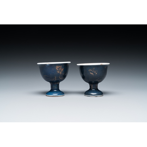 583 - A pair of Chinese powder blue stem cups with gilt decoration, KangxiH.: 6,5 cm - Dia.: 6,5 cm... 